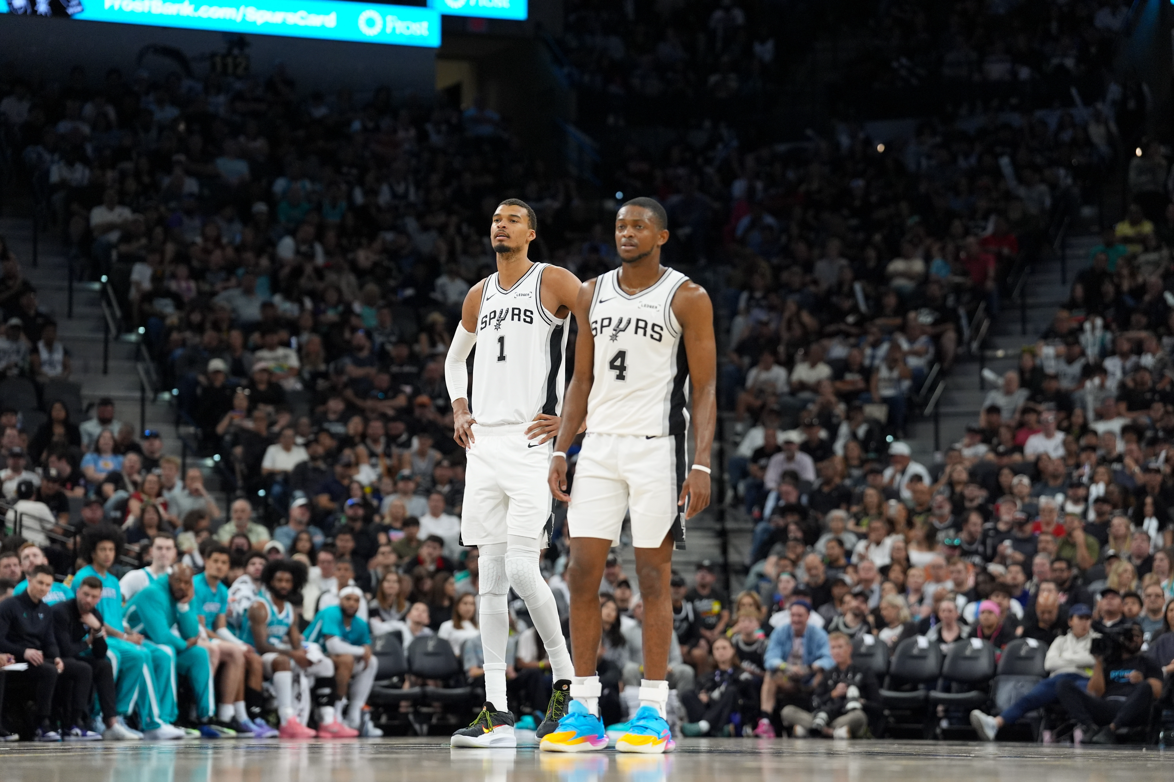 华体会官方网站-文班很强，但马刺不靠文班，一样够强，打败雷霆那种多点开花的强|文班亚马|斯威尼|福克斯|圣安东尼奥马刺队|俄克拉荷马雷霆队_新浪新闻